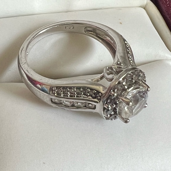 Elegant Silver Ring with Crystal Accents - Picture 6 of 10